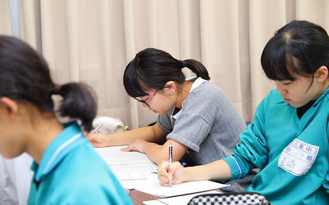 三郷市・吉川市の学習塾、小島進学セミナーの中学生コース授業風景