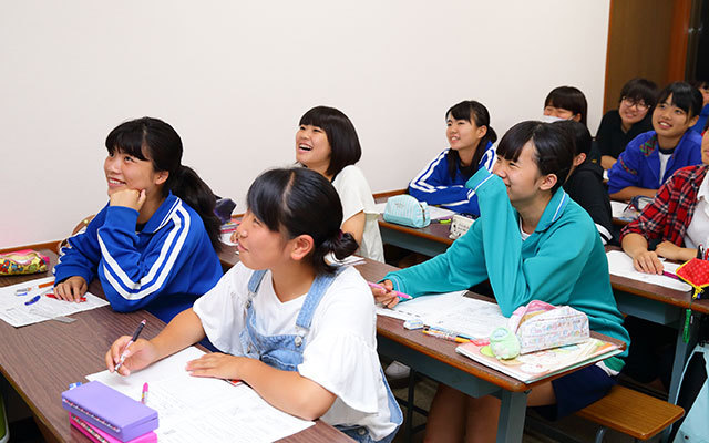 三郷市・吉川市の学習塾、小島進学セミナーの中学生コース授業風景