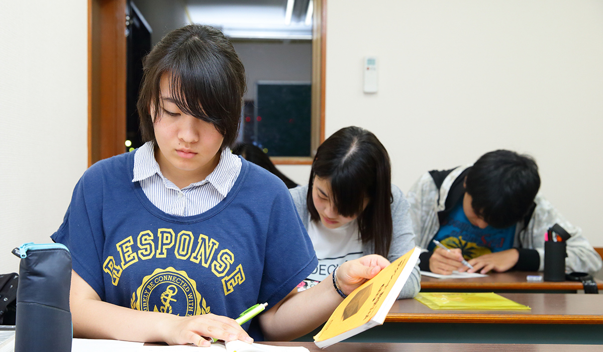 三郷市・吉川市の学習塾、小島進学セミナーの高校生コース授業風景